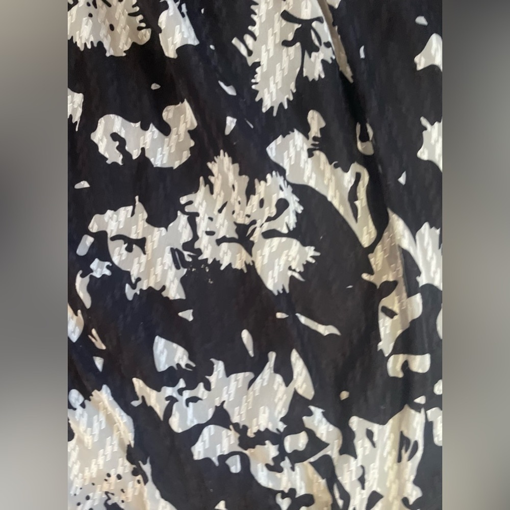 Yest Floral Top with Banded Bottom and Sleeves - Size 8 - Picture 4 of 6